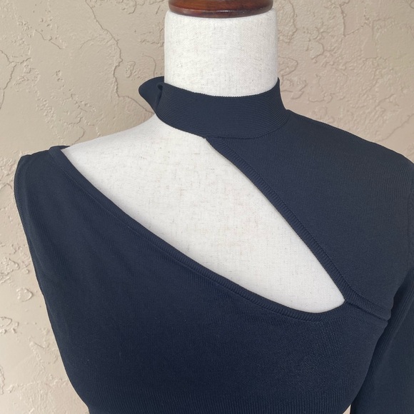 BCBG MaxAzria Asymmetrical one sleeve crop top - Picture 3 of 8